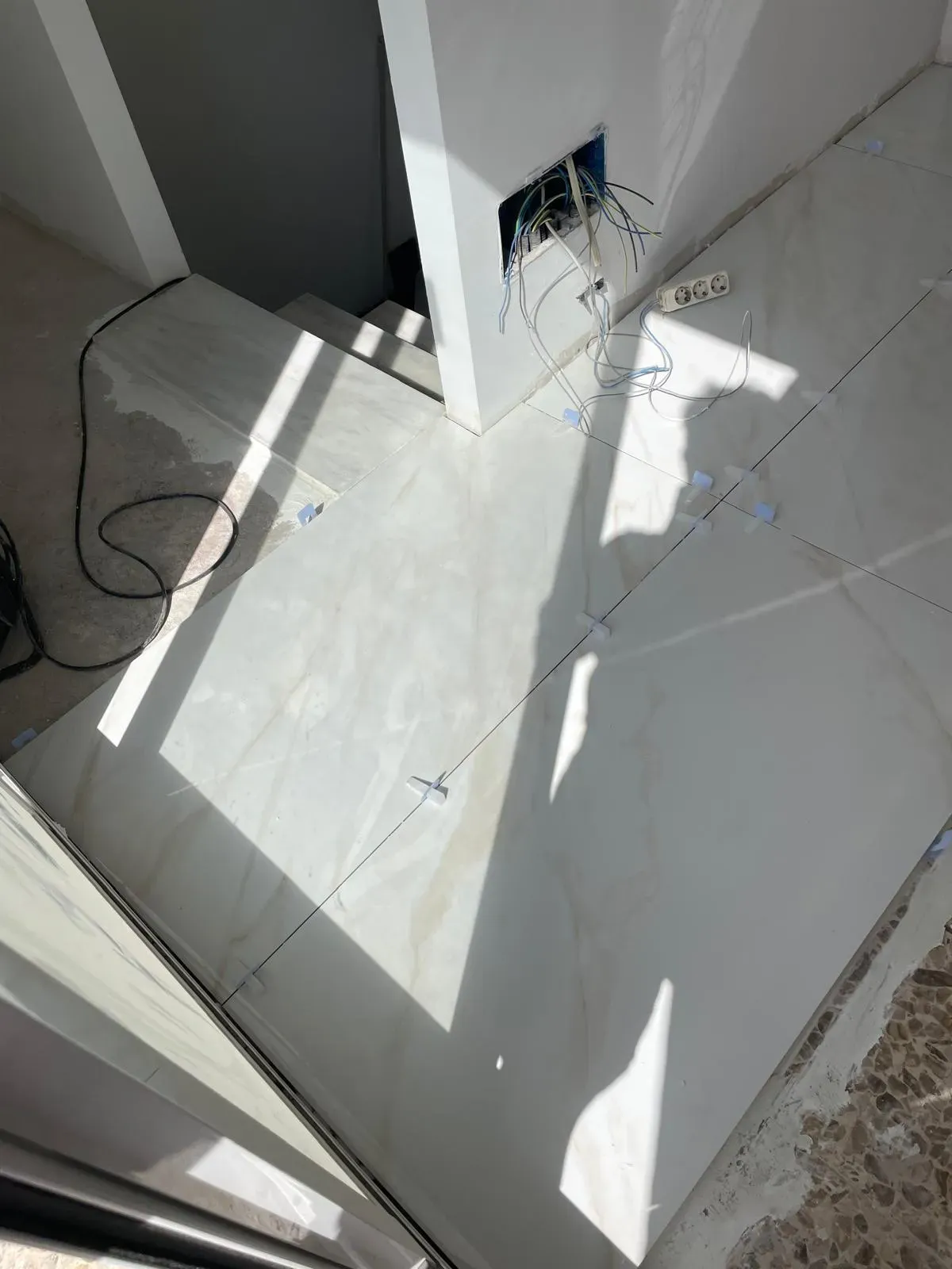 Suelo nuevo de porcelánico efecto mármol